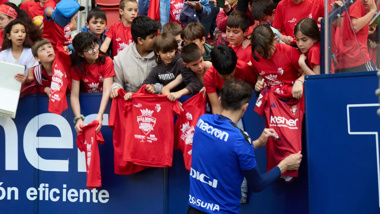 Entrenamiento de Osasuna en El Sadar con más de 5.500 niños de Navarra dentro de la actividad Aula Rojilla. IÑIGO ALZUGARAY