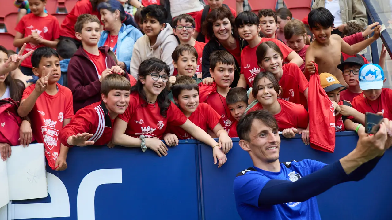 Entrenamiento de Osasuna en El Sadar con más de 5.500 niños de Navarra dentro de la actividad Aula Rojilla. IÑIGO ALZUGARAY