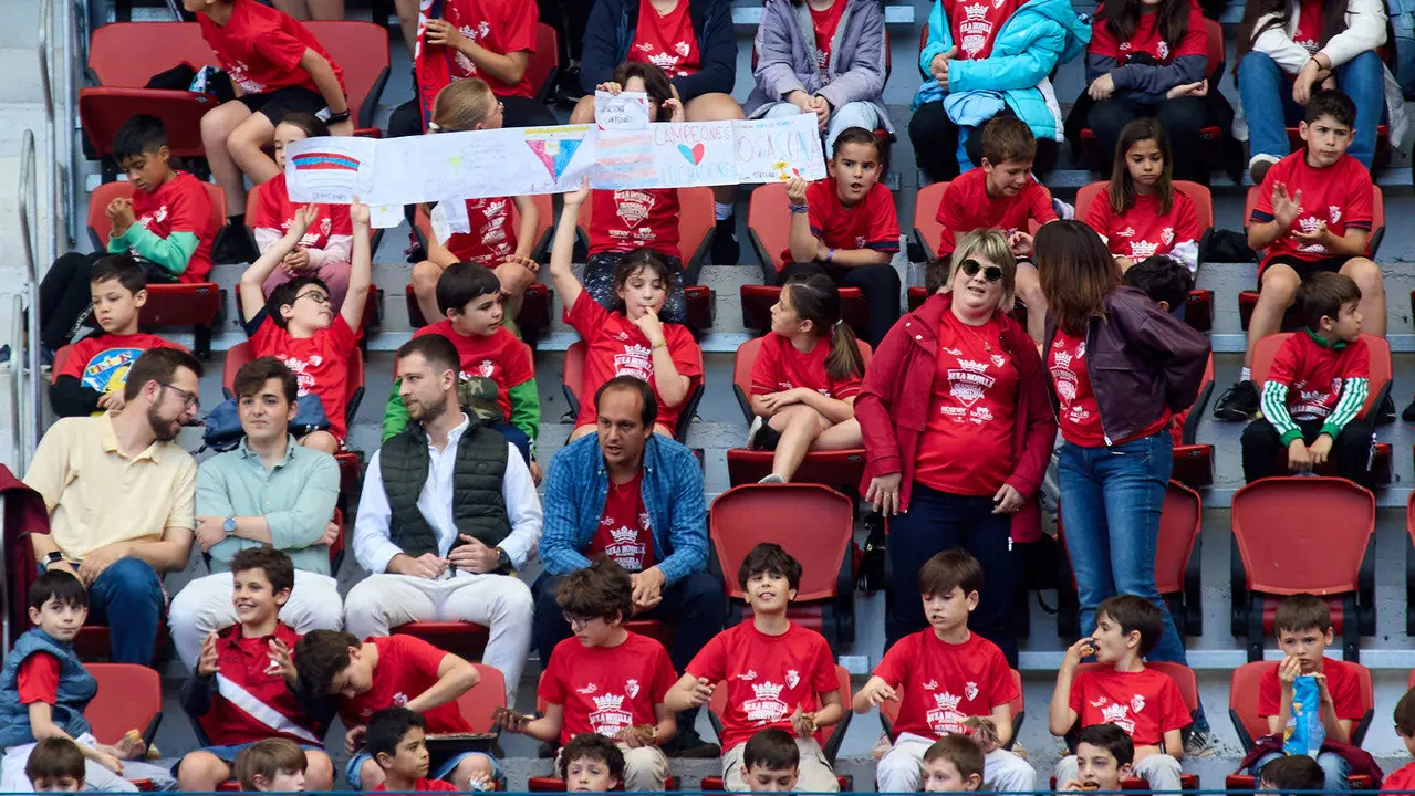 Entrenamiento de Osasuna en El Sadar con más de 5.500 niños de Navarra dentro de la actividad Aula Rojilla. IÑIGO ALZUGARAY