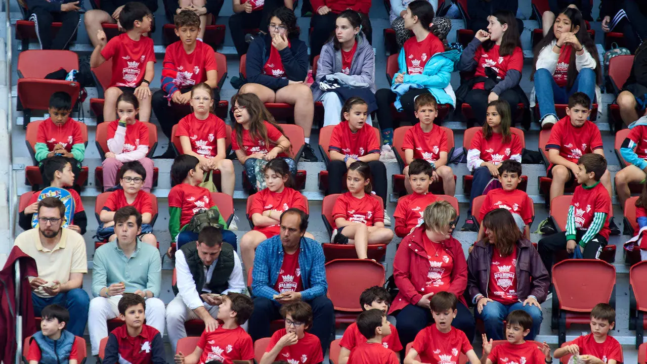 Entrenamiento de Osasuna en El Sadar con más de 5.500 niños de Navarra dentro de la actividad Aula Rojilla. IÑIGO ALZUGARAY