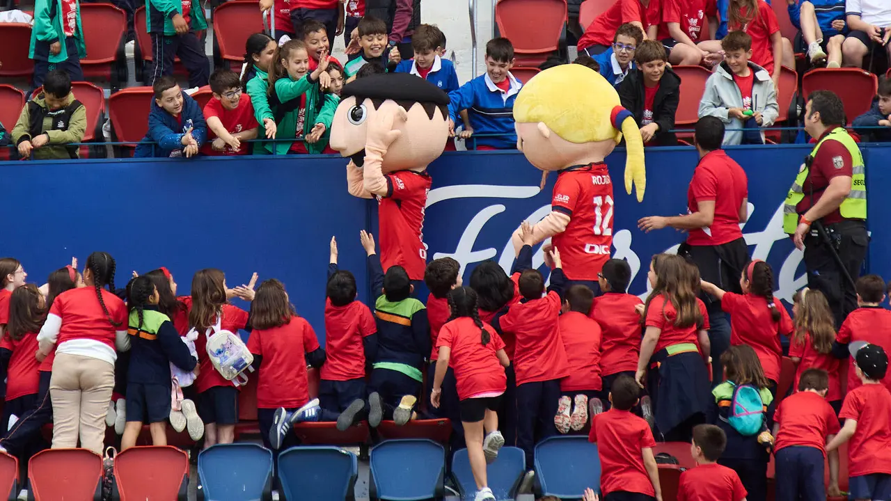 Entrenamiento de Osasuna en El Sadar con más de 5.500 niños de Navarra dentro de la actividad Aula Rojilla. IÑIGO ALZUGARAY