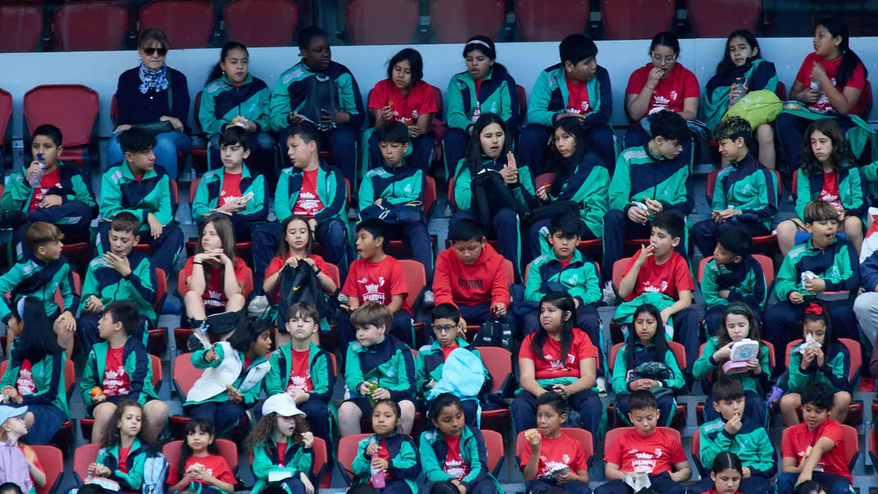 Entrenamiento de Osasuna en El Sadar con más de 5.500 niños de Navarra dentro de la actividad Aula Rojilla. IÑIGO ALZUGARAY