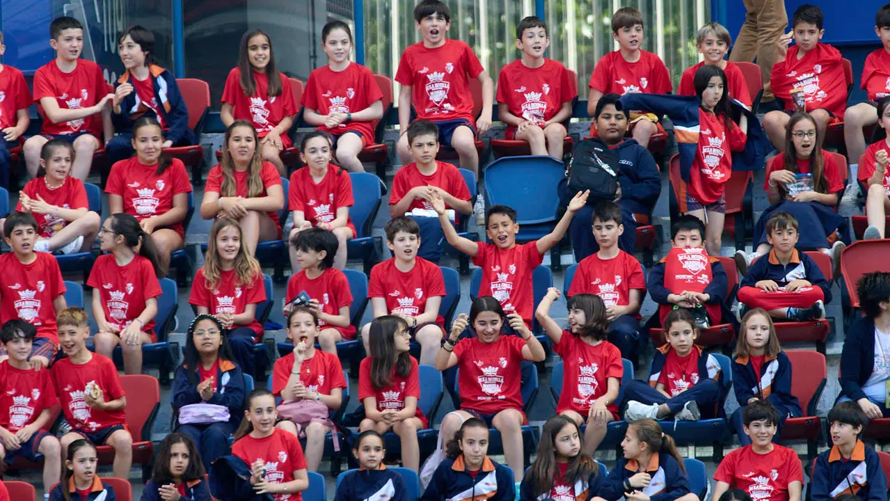 Entrenamiento de Osasuna en El Sadar con más de 5.500 niños de Navarra dentro de la actividad Aula Rojilla. IÑIGO ALZUGARAY