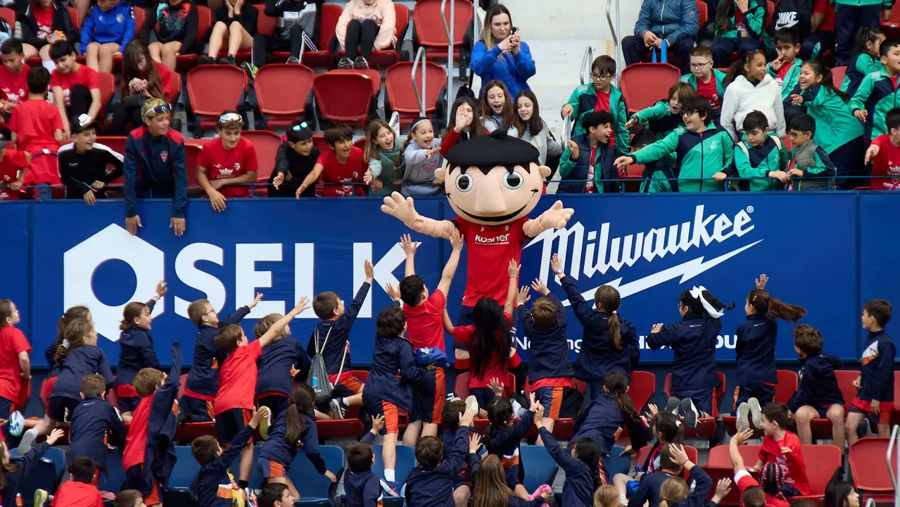 Entrenamiento de Osasuna en El Sadar con más de 5.500 niños de Navarra dentro de la actividad Aula Rojilla. IÑIGO ALZUGARAY