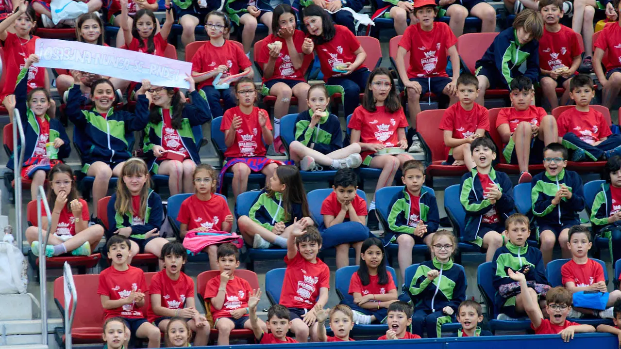 Entrenamiento de Osasuna en El Sadar con más de 5.500 niños de Navarra dentro de la actividad Aula Rojilla. IÑIGO ALZUGARAY