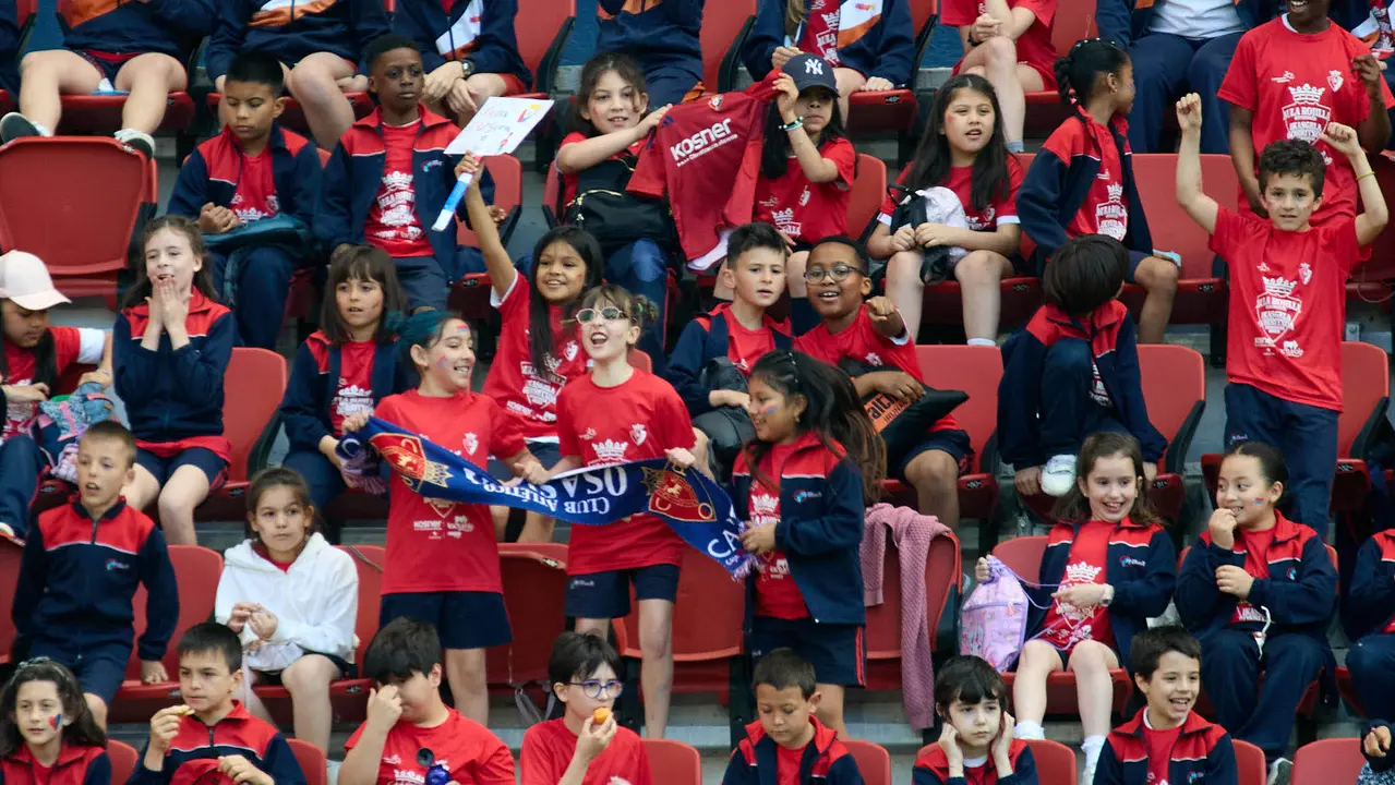 Entrenamiento de Osasuna en El Sadar con más de 5.500 niños de Navarra dentro de la actividad Aula Rojilla. IÑIGO ALZUGARAY