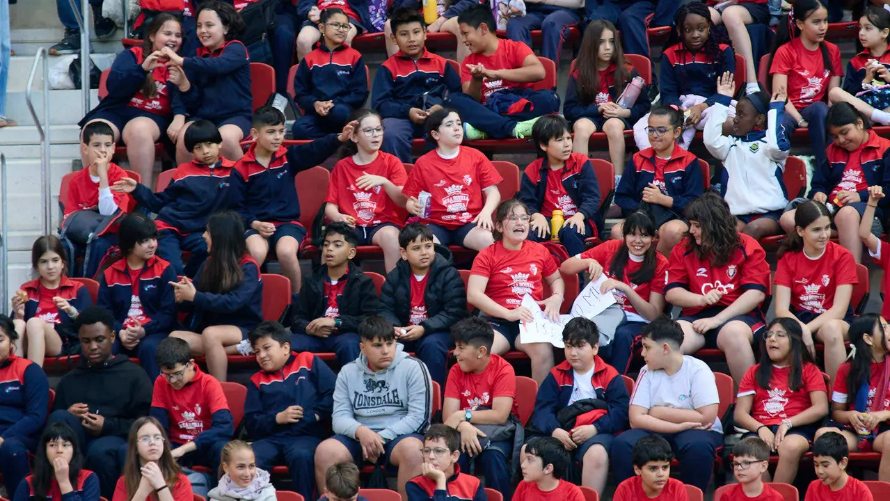 Entrenamiento de Osasuna en El Sadar con más de 5.500 niños de Navarra dentro de la actividad Aula Rojilla. IÑIGO ALZUGARAY