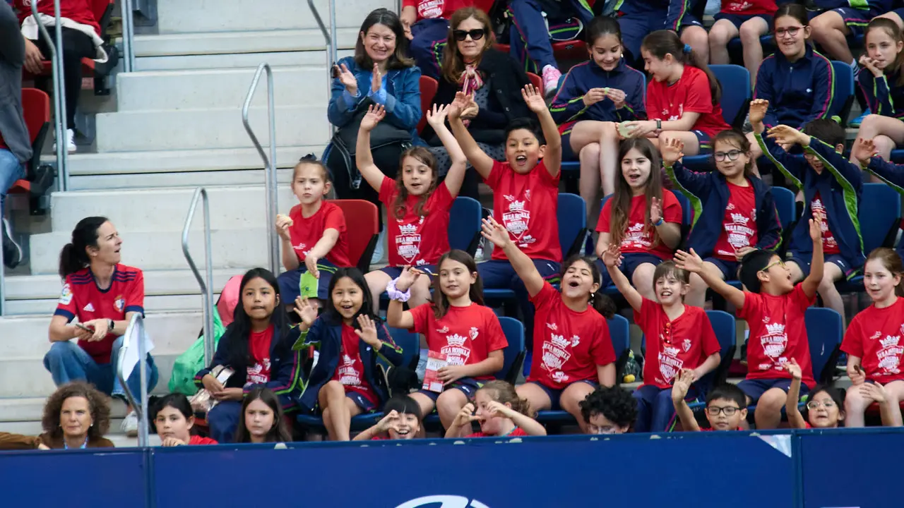 Entrenamiento de Osasuna en El Sadar con más de 5.500 niños de Navarra dentro de la actividad Aula Rojilla. IÑIGO ALZUGARAY