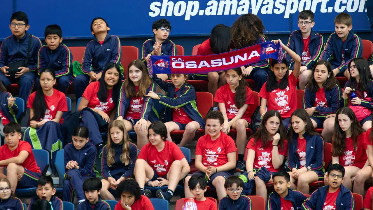 Entrenamiento de Osasuna en El Sadar con más de 5.500 niños de Navarra dentro de la actividad Aula Rojilla. IÑIGO ALZUGARAY