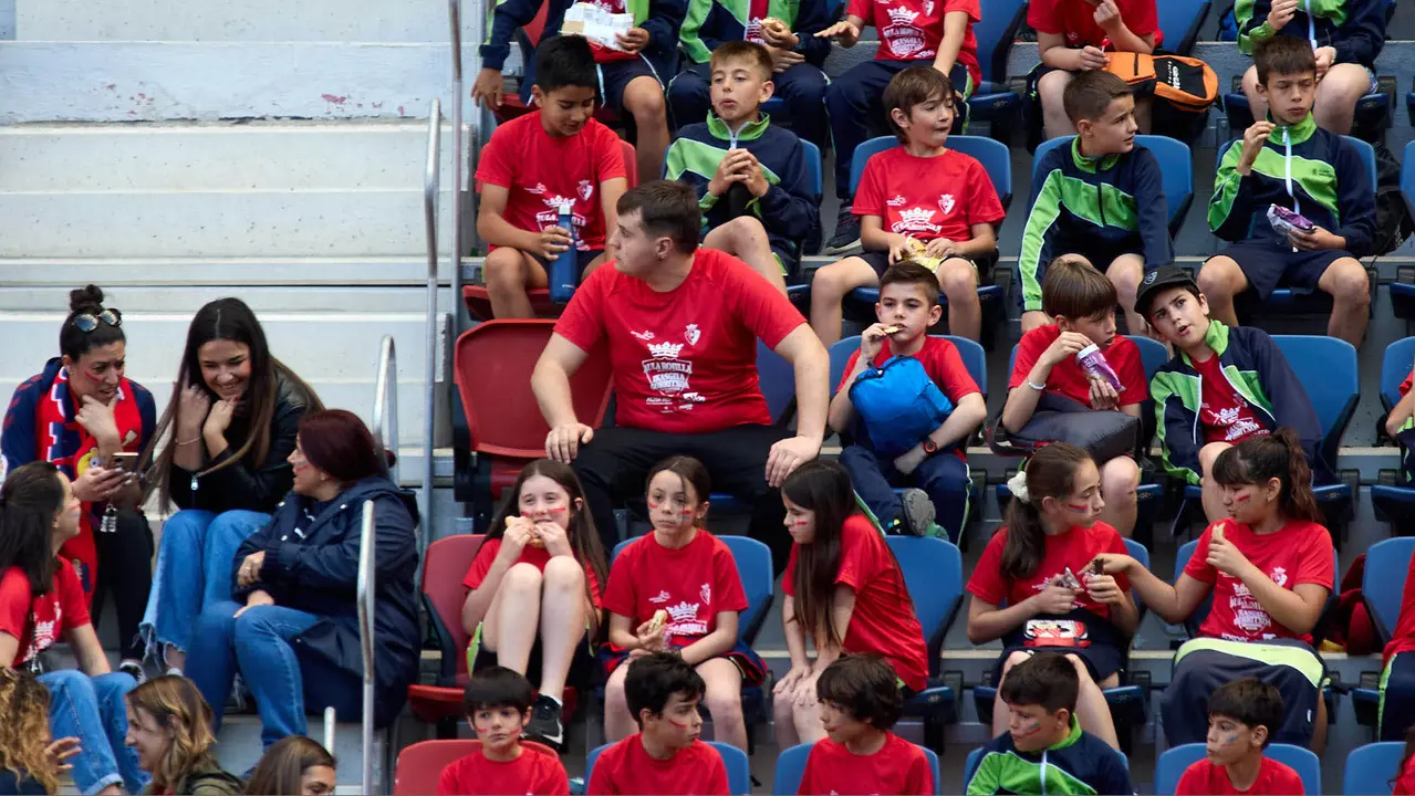 Entrenamiento de Osasuna en El Sadar con más de 5.500 niños de Navarra dentro de la actividad Aula Rojilla. IÑIGO ALZUGARAY
