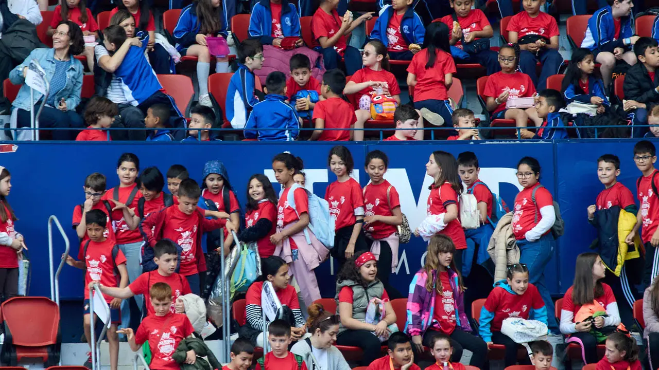 Entrenamiento de Osasuna en El Sadar con más de 5.500 niños de Navarra dentro de la actividad Aula Rojilla. IÑIGO ALZUGARAY