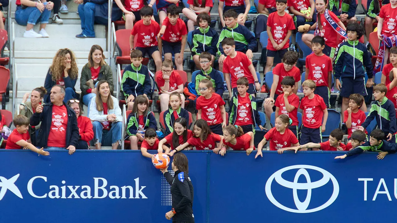 Entrenamiento de Osasuna en El Sadar con más de 5.500 niños de Navarra dentro de la actividad Aula Rojilla. IÑIGO ALZUGARAY