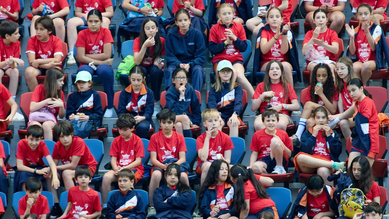 Entrenamiento de Osasuna en El Sadar con más de 5.500 niños de Navarra dentro de la actividad Aula Rojilla. IÑIGO ALZUGARAY