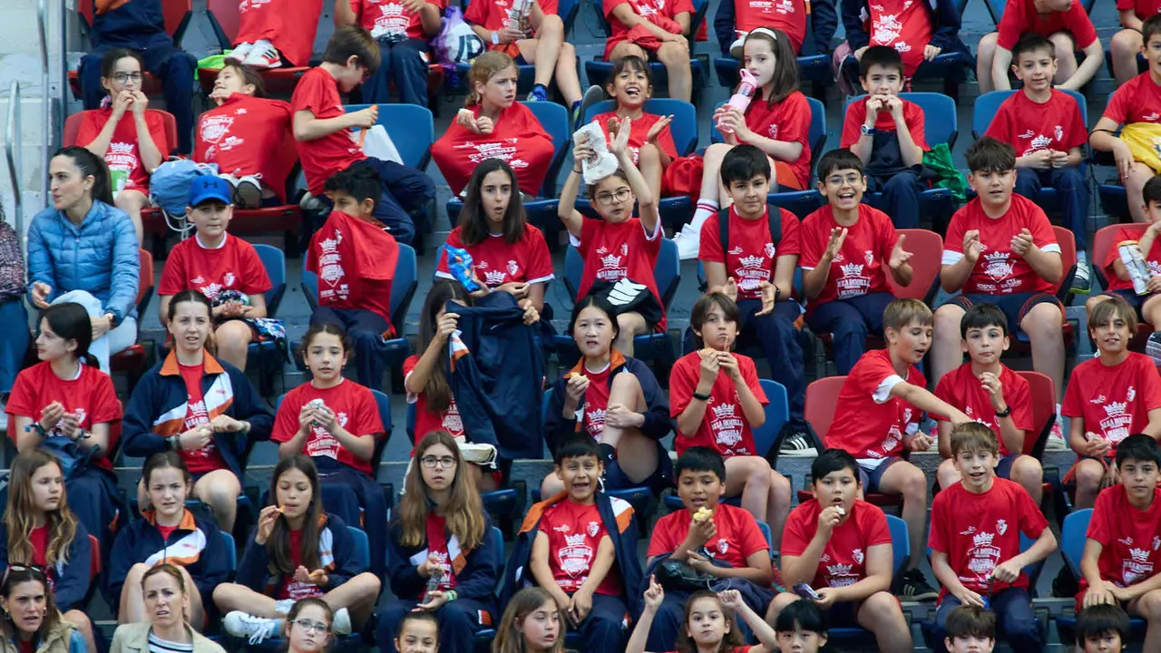 Entrenamiento de Osasuna en El Sadar con más de 5.500 niños de Navarra dentro de la actividad Aula Rojilla. IÑIGO ALZUGARAY