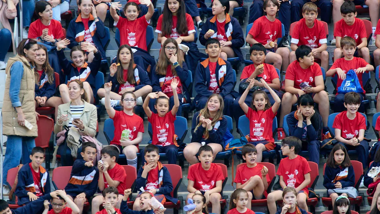 Entrenamiento de Osasuna en El Sadar con más de 5.500 niños de Navarra dentro de la actividad Aula Rojilla. IÑIGO ALZUGARAY