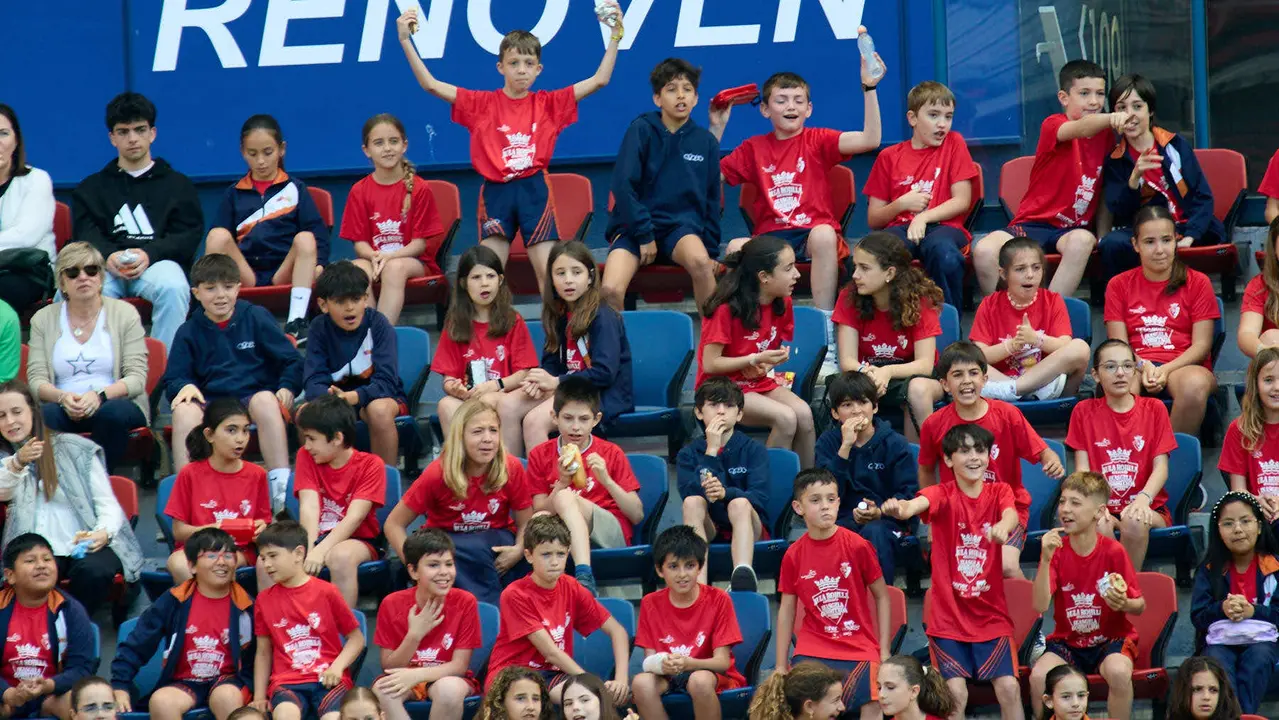 Entrenamiento de Osasuna en El Sadar con más de 5.500 niños de Navarra dentro de la actividad Aula Rojilla. IÑIGO ALZUGARAY