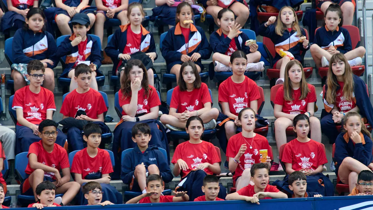Entrenamiento de Osasuna en El Sadar con más de 5.500 niños de Navarra dentro de la actividad Aula Rojilla. IÑIGO ALZUGARAY