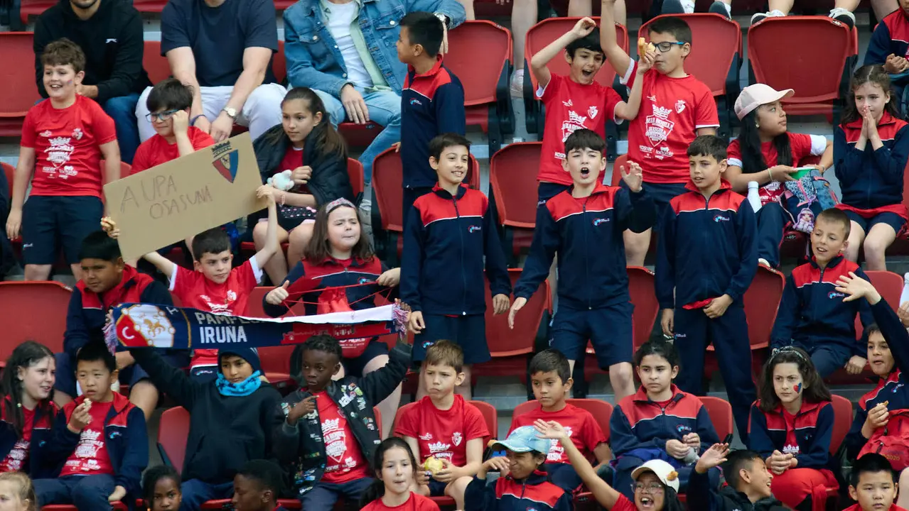 Entrenamiento de Osasuna en El Sadar con más de 5.500 niños de Navarra dentro de la actividad Aula Rojilla. IÑIGO ALZUGARAY