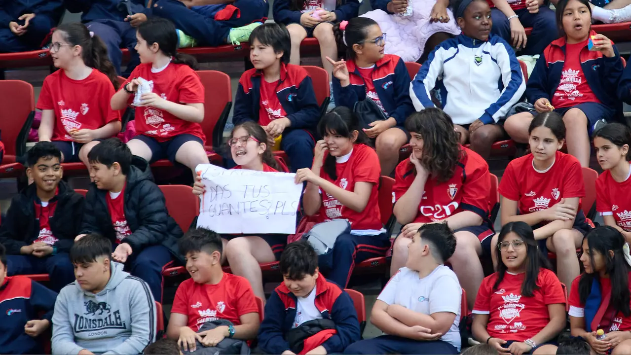 Entrenamiento de Osasuna en El Sadar con más de 5.500 niños de Navarra dentro de la actividad Aula Rojilla. IÑIGO ALZUGARAY