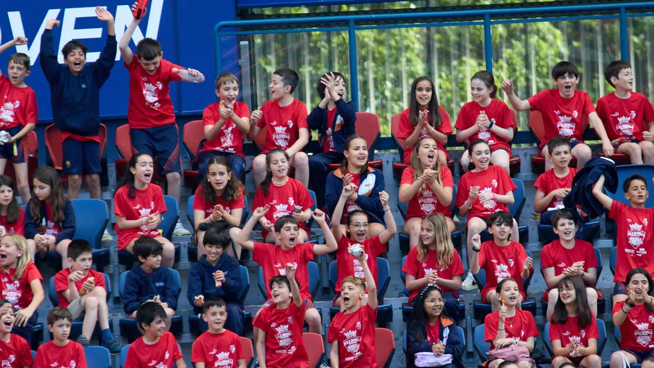 Entrenamiento de Osasuna en El Sadar con más de 5.500 niños de Navarra dentro de la actividad Aula Rojilla. IÑIGO ALZUGARAY