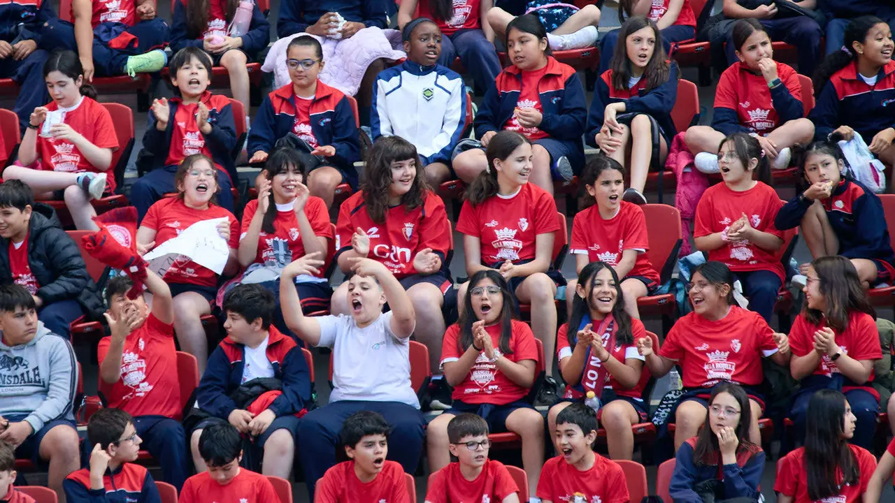 Entrenamiento de Osasuna en El Sadar con más de 5.500 niños de Navarra dentro de la actividad Aula Rojilla. IÑIGO ALZUGARAY