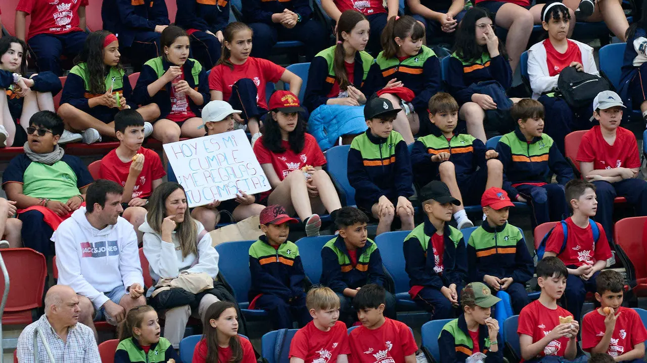 Entrenamiento de Osasuna en El Sadar con más de 5.500 niños de Navarra dentro de la actividad Aula Rojilla. IÑIGO ALZUGARAY