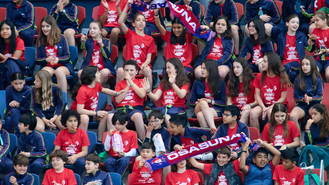 Entrenamiento de Osasuna en El Sadar con más de 5.500 niños de Navarra dentro de la actividad Aula Rojilla. IÑIGO ALZUGARAY