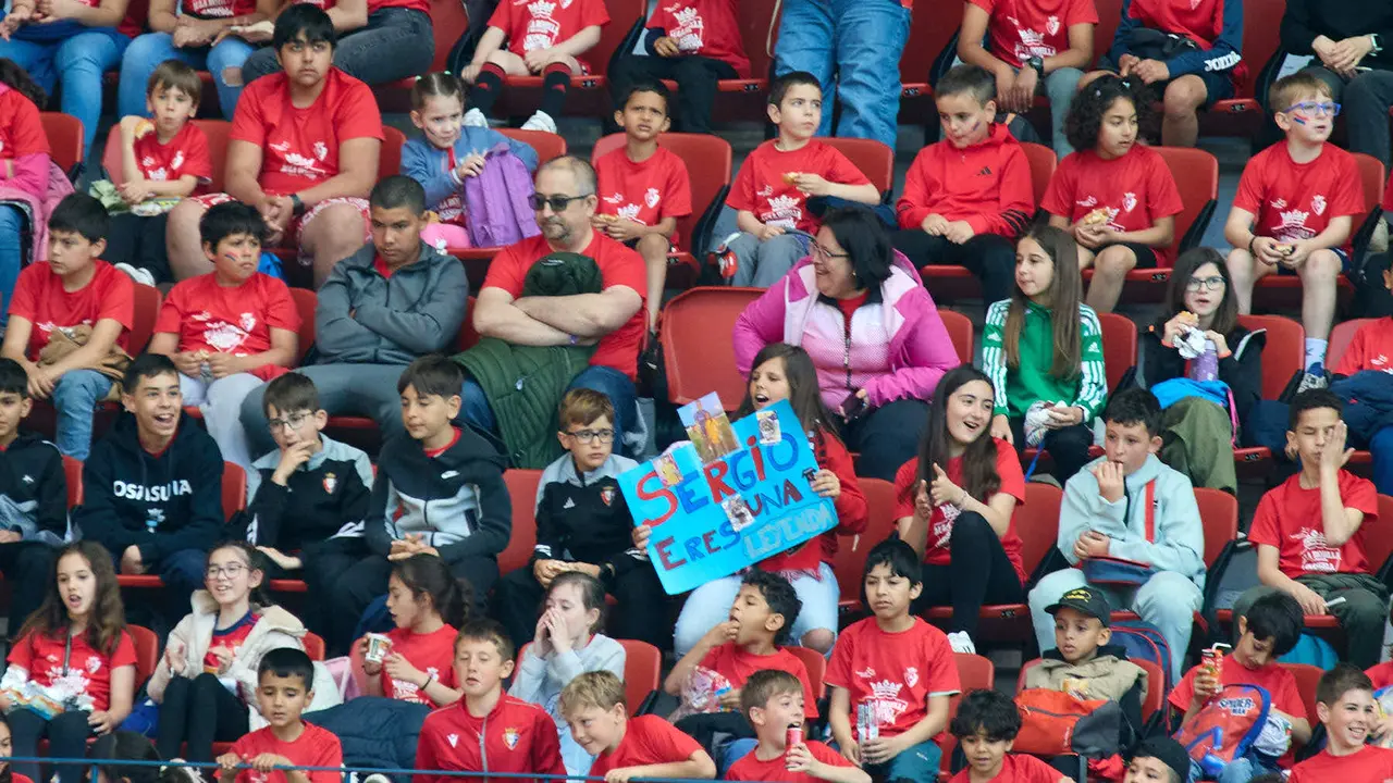 Entrenamiento de Osasuna en El Sadar con más de 5.500 niños de Navarra dentro de la actividad Aula Rojilla. IÑIGO ALZUGARAY