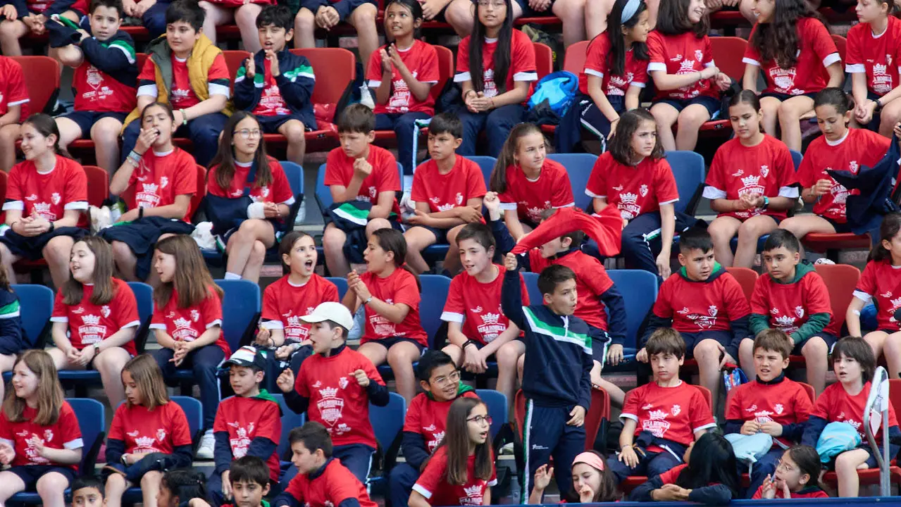 Entrenamiento de Osasuna en El Sadar con más de 5.500 niños de Navarra dentro de la actividad Aula Rojilla. IÑIGO ALZUGARAY