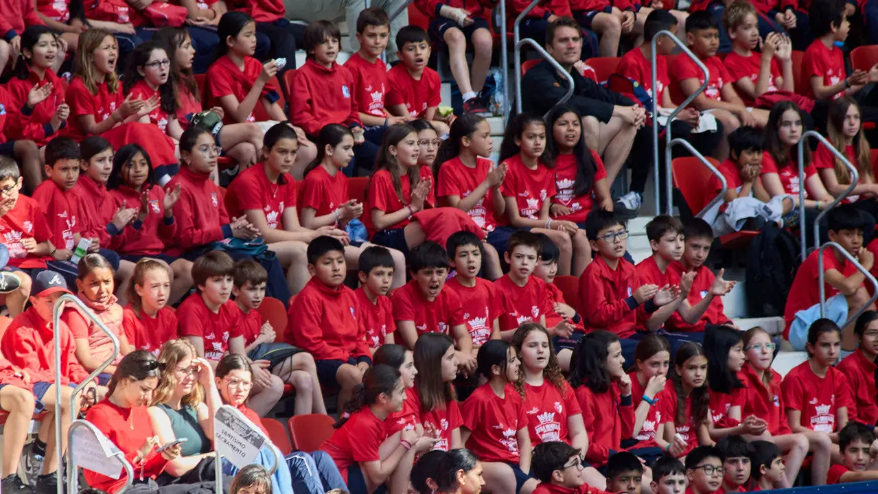 Entrenamiento de Osasuna en El Sadar con más de 5.500 niños de Navarra dentro de la actividad Aula Rojilla. IÑIGO ALZUGARAY