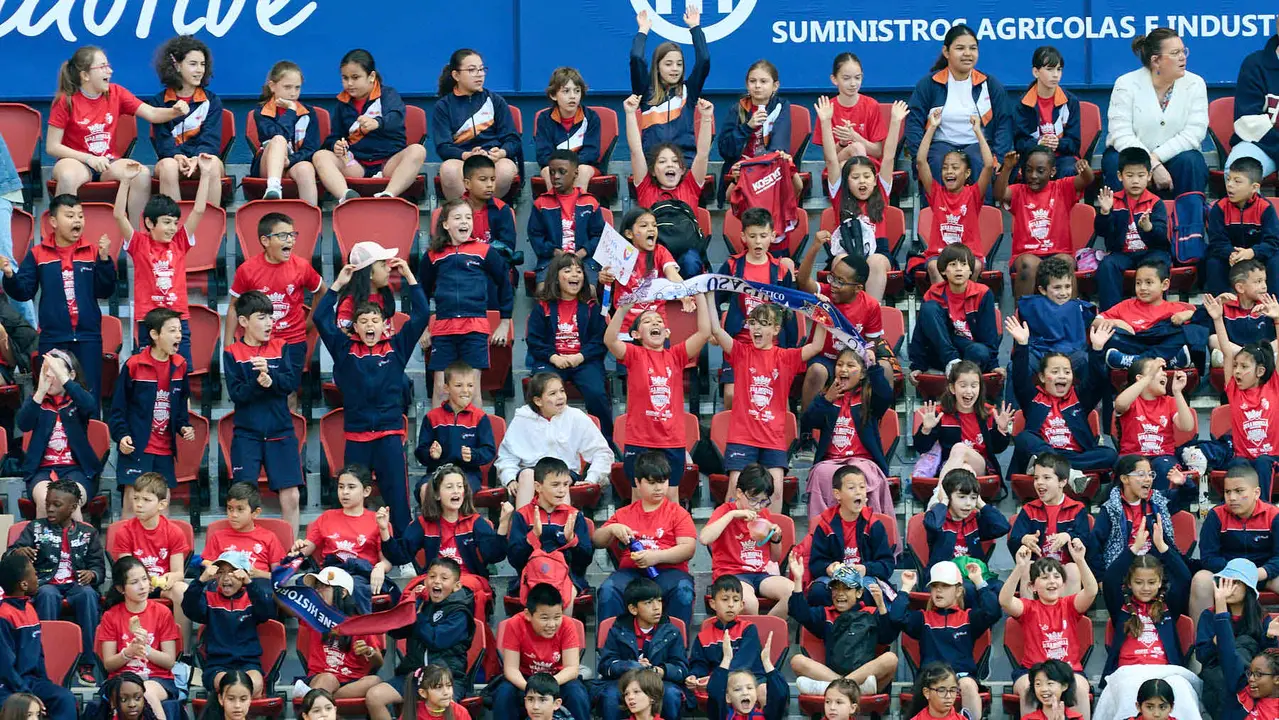 Entrenamiento de Osasuna en El Sadar con más de 5.500 niños de Navarra dentro de la actividad Aula Rojilla. IÑIGO ALZUGARAY