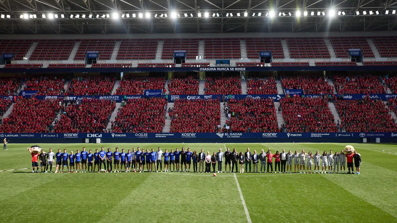 Entrenamiento de Osasuna en El Sadar con más de 5.500 niños de Navarra dentro de la actividad Aula Rojilla. IÑIGO ALZUGARAY