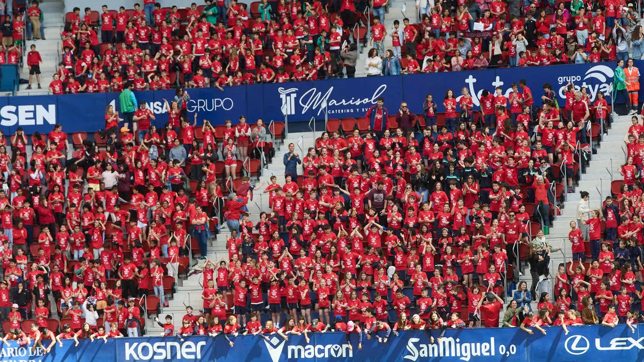 Entrenamiento de Osasuna en El Sadar con más de 5.500 niños de Navarra dentro de la actividad Aula Rojilla. IÑIGO ALZUGARAY