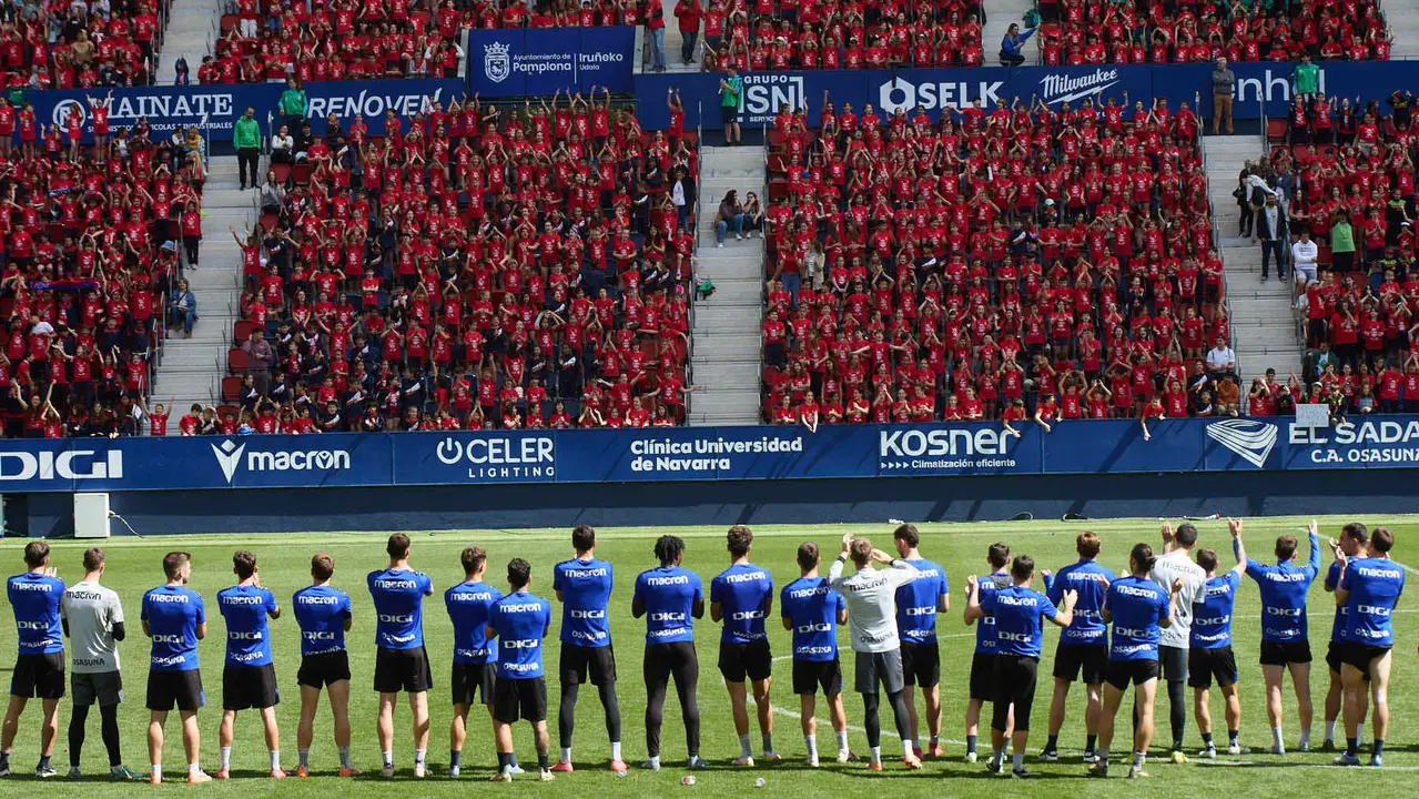 Entrenamiento de Osasuna en El Sadar con más de 5.500 niños de Navarra dentro de la actividad Aula Rojilla. IÑIGO ALZUGARAY