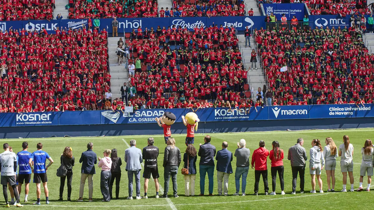 Entrenamiento de Osasuna en El Sadar con más de 5.500 niños de Navarra dentro de la actividad Aula Rojilla. IÑIGO ALZUGARAY