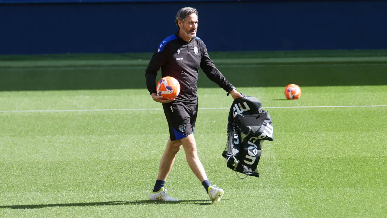 Vicente Moreno (entrenador CA Osasuna) durante el entrenamiento de Osasuna en El Sadar ante más de 5.500 niños de toda Navarra como público. IÑIGO ALZUGARAY