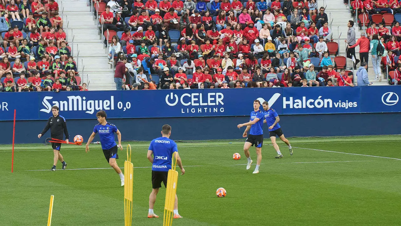 Entrenamiento de Osasuna en El Sadar ante más de 5.500 niños de Navarra como público dentro de la actividad Aula Rojilla. IÑIGO ALZUGARAY
