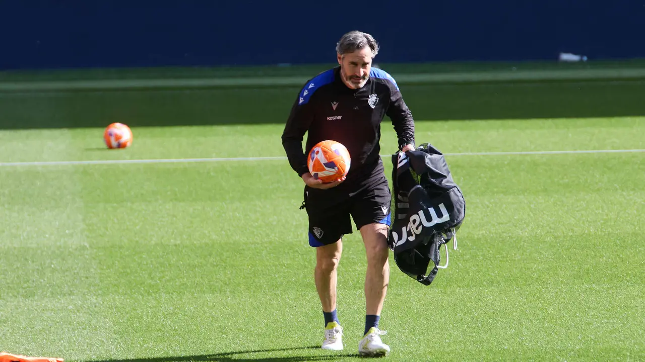 Vicente Moreno (entrenador CA Osasuna) durante el entrenamiento de Osasuna en El Sadar ante más de 5.500 niños de toda Navarra como público. IÑIGO ALZUGARAY