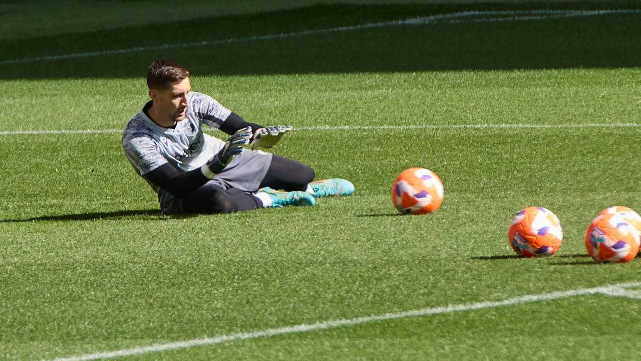 P Valencia durante el entrenamiento de Osasuna en El Sadar ante más de 5.500 niños de toda Navarra como público. IÑIGO ALZUGARAY