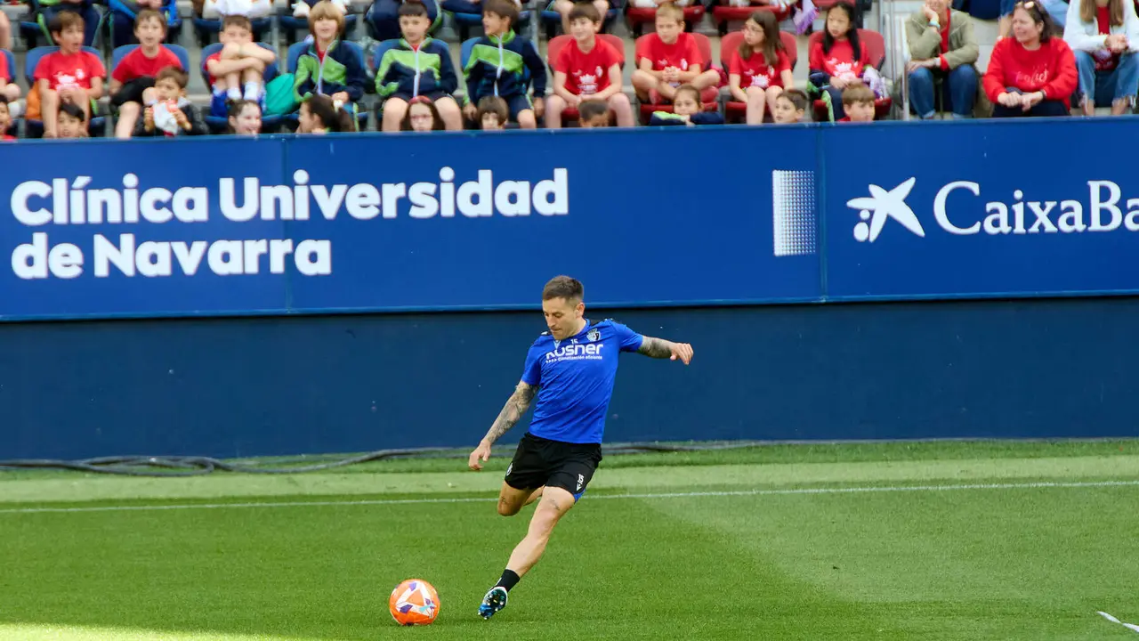 Rubén Peña durante el entrenamiento de Osasuna en El Sadar ante más de 5.500 niños de toda Navarra como público. IÑIGO ALZUGARAY