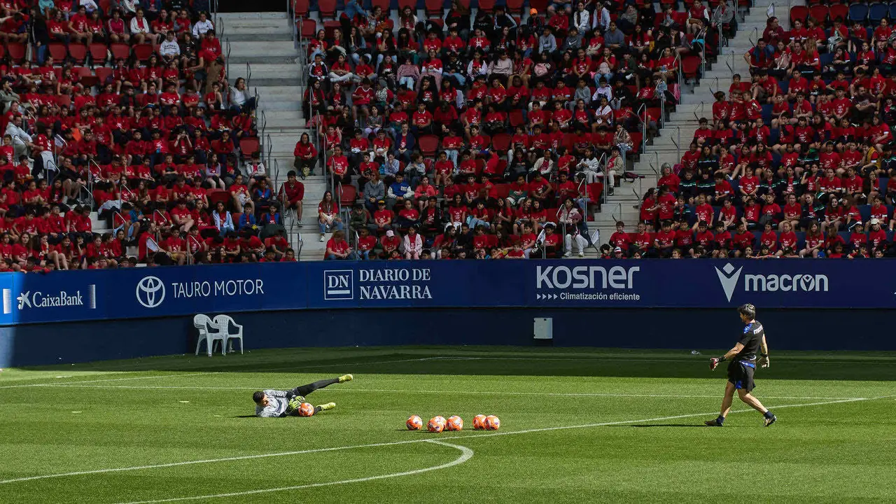 Entrenamiento de Osasuna en El Sadar ante más de 5.500 niños de Navarra como público dentro de la actividad Aula Rojilla. IÑIGO ALZUGARAY