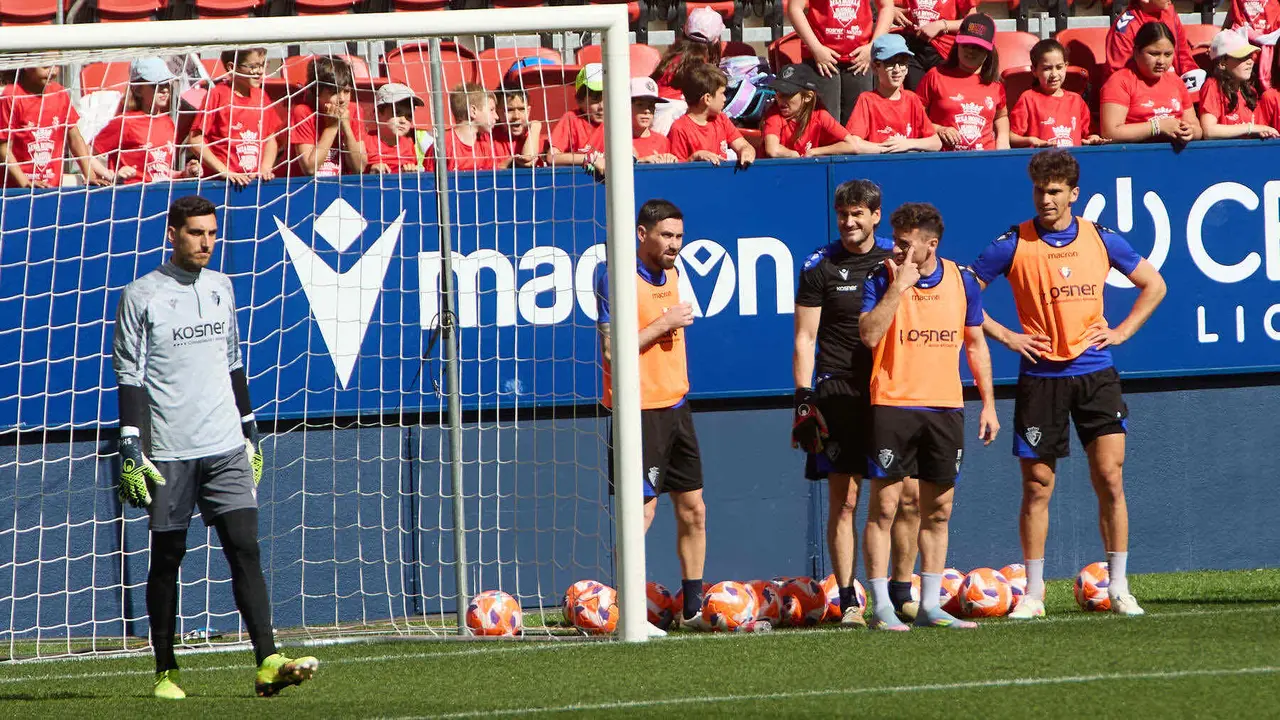 Sergio Herrera, Moi Gómez, Kike Barja y Lucas Torró durante el entrenamiento de Osasuna en El Sadar ante más de 5.500 niños de toda Navarra como público. IÑIGO ALZUGARAY