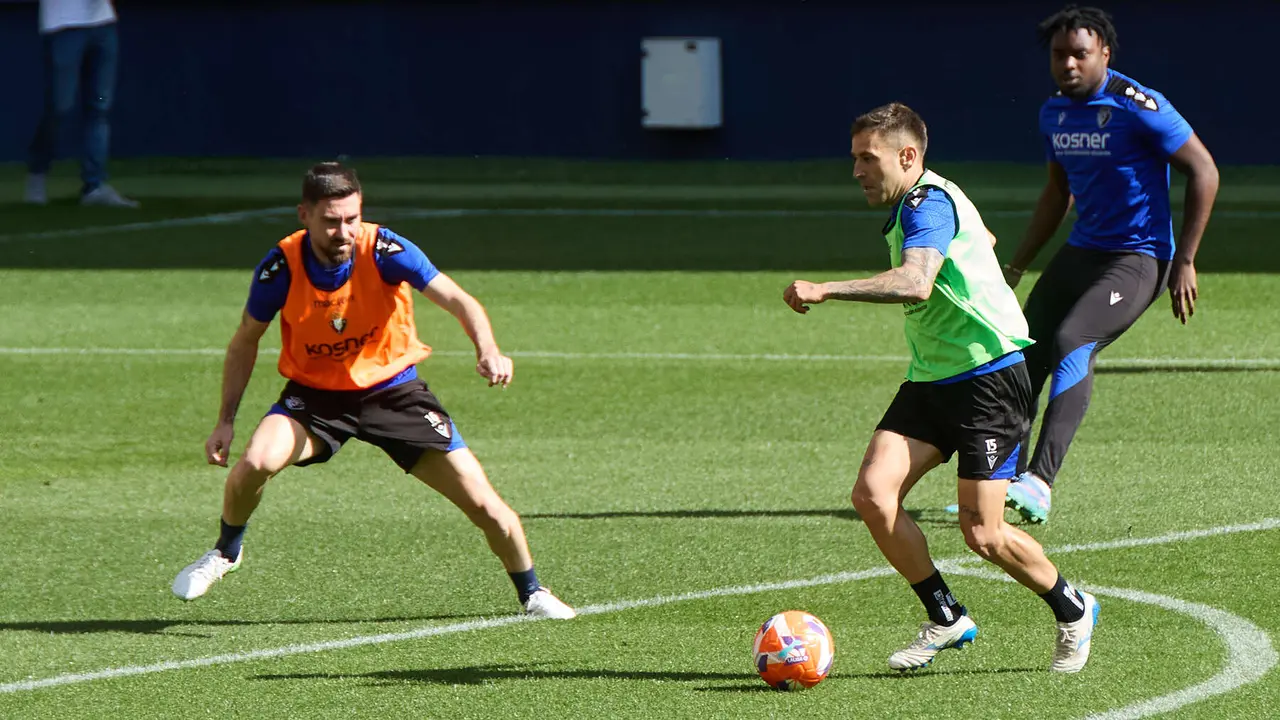 Moi Gómez, Rubén Peña y Enzo Boyomo durante el entrenamiento de Osasuna en El Sadar ante más de 5.500 niños de toda Navarra como público. IÑIGO ALZUGARAY