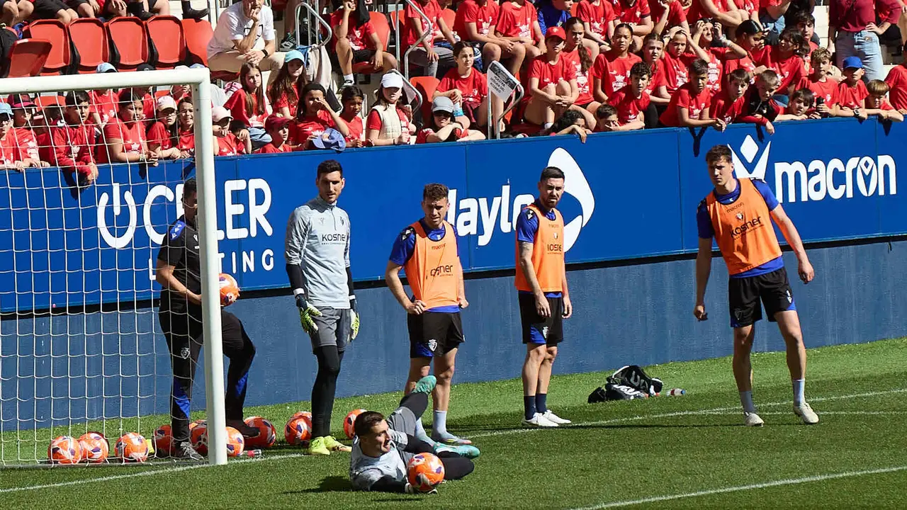 P Valencia, Sergio Herrera, Kike Barja, Moi Gómez y Jorge Herrando durante el entrenamiento de Osasuna en El Sadar ante más de 5.500 niños de toda Navarra como público. IÑIGO ALZUGARAY