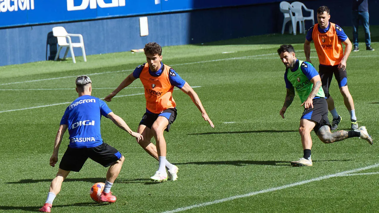 Bryan Zaragoza, Lucas Torró, Rubén García y José Arnáiz durante el entrenamiento de Osasuna en El Sadar ante más de 5.500 niños de toda Navarra como público. IÑIGO ALZUGARAY