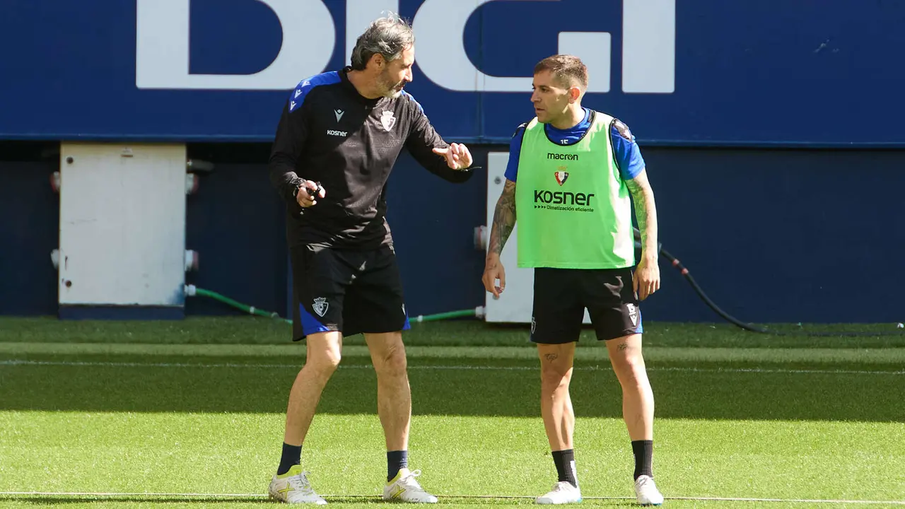 Vicente Moreno (entrenador CA Osasuna) y Rubén Peña durante el entrenamiento de Osasuna en El Sadar ante más de 5.500 niños de toda Navarra como público. IÑIGO ALZUGARAY