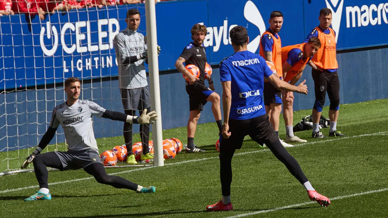 P Valencia y Alejandro Catena durante el entrenamiento de Osasuna en El Sadar ante más de 5.500 niños de toda Navarra como público. IÑIGO ALZUGARAY