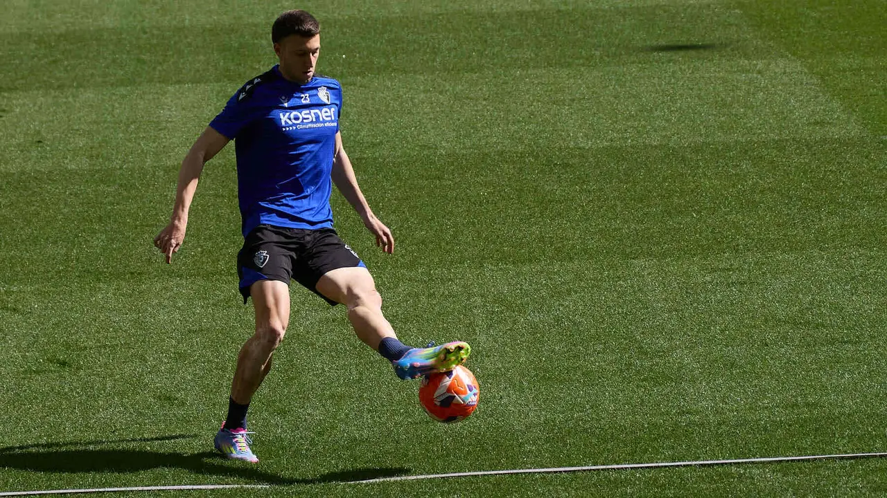 Abel Bretones durante el entrenamiento de Osasuna en El Sadar ante más de 5.500 niños de toda Navarra como público. IÑIGO ALZUGARAY