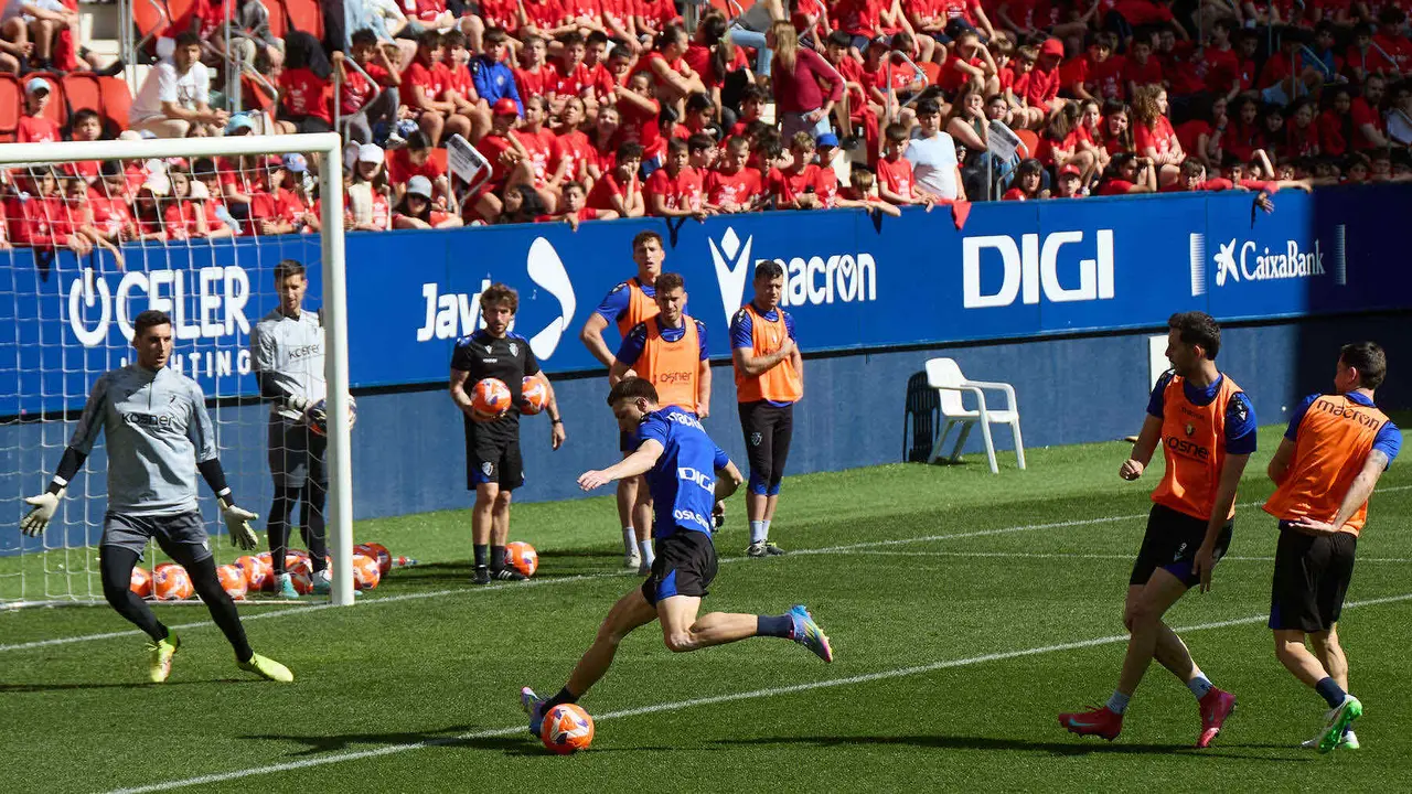 Entrenamiento de Osasuna en El Sadar ante más de 5.500 niños de Navarra como público dentro de la actividad Aula Rojilla. IÑIGO ALZUGARAY