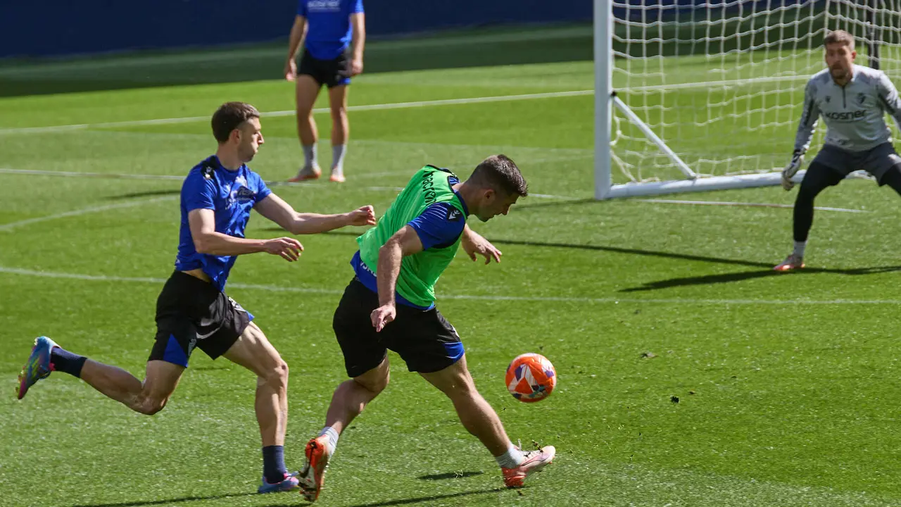 Abel Bretones, Jesús Areso y Aitor Fernández durante el entrenamiento de Osasuna en El Sadar ante más de 5.500 niños de toda Navarra como público. IÑIGO ALZUGARAY
